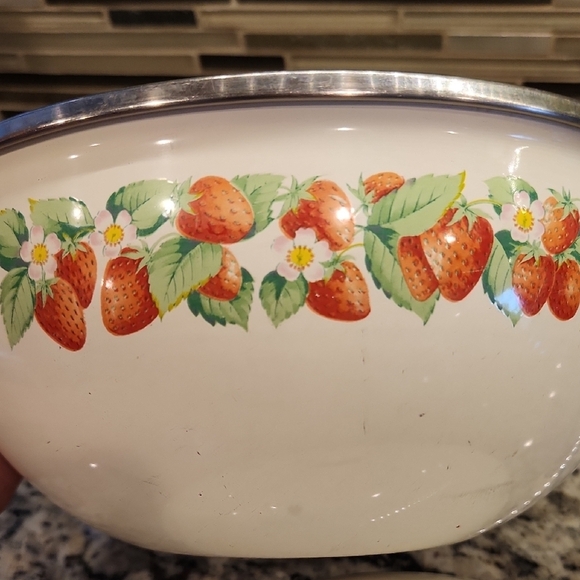 Vintage Kobe Enamel Strawberry Nesting Bowls Set of 2 Cottagecore Kitchen 80s - Picture 3 of 8